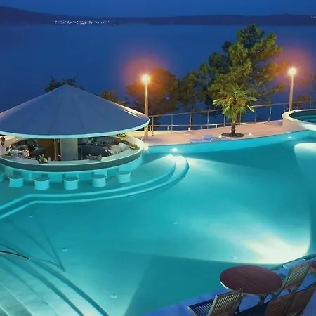 Amazing In With Outdoor Swimming Pool, Sauna And 2 Bedrooms Apartment Novi Vinodolski